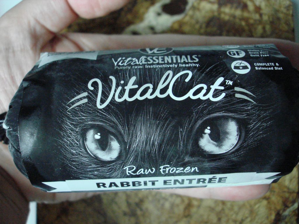 Vital Cat frozen food chub